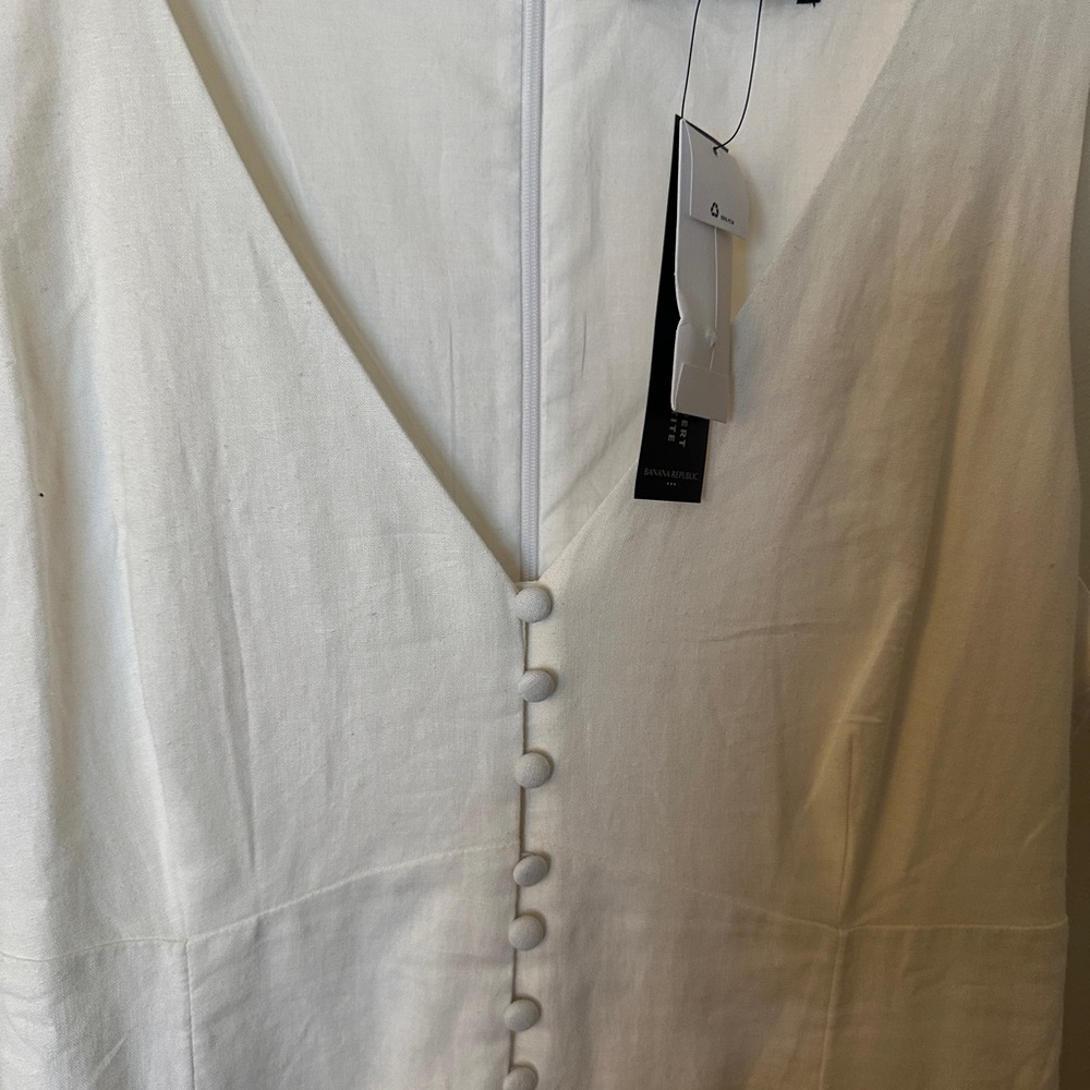 New with tag beautiful white Banana Republic dress, linen bland fabric, size 10